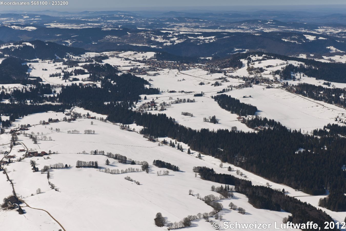 Franches Montagnes (Frreiberge): grosse Siedlung Saignelégier (obere Bildmitte). Siedlung rechts: Le Bémont. In der Bildmitte: Les Cufattes. (Norden gegen obere rechte Bildecke)